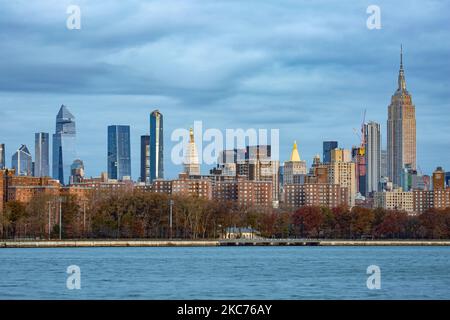 New York City skyline panorama, early morning spectacular view at the magic hour before sunrise. Manhattan office buildings, skyscrapers, Lower Manhattan downtown of NY, the whole financial district as seen over the East River from Brooklyn. New York, USA on February 2020 (Photo by Nicolas Economou/NurPhoto) Stock Photo