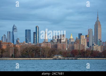 New York City skyline panorama, early morning spectacular view at the magic hour before sunrise. Manhattan office buildings, skyscrapers, Lower Manhattan downtown of NY, the whole financial district as seen over the East River from Brooklyn. New York, USA on February 2020 (Photo by Nicolas Economou/NurPhoto) Stock Photo