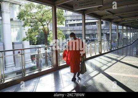 A monk wearing protective face mask walks a past skywalk amid a new wave of Covid-19 infections in Bangkok, Thailand, 10 January 2021. (Photo by Anusak Laowilas/NurPhoto) Stock Photo