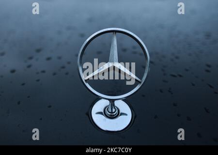 Mercedes-Benz logo seen on a car Stock Photo - Alamy