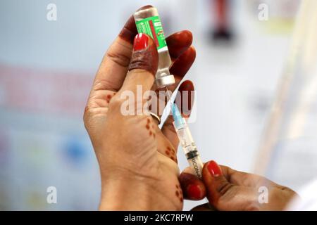 A health worker prepares to administer a dose of a Covid-19 coronavirus vaccine at the J.L.N Hospital in Ajmer, Rajasthan, India on 18 January 2021. (Photo by Himanshu Sharma/NurPhoto) Stock Photo