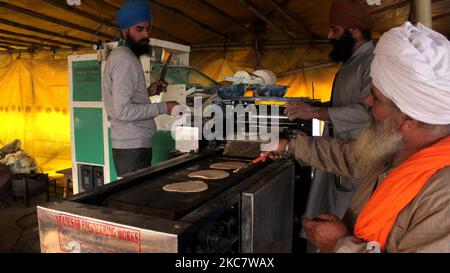 Farmers prepare 'roti' (Indian bread) using a machine at the community kitchen during a protest against the newly passed farm bills at the blocked highway at Delhi-Uttar Pradesh border near Ghazipur on the outskirts of New Delhi, India on January 20, 2021. Tens of thousands of farmers have been protesting at key entry points to the national capital for 56 days. (Photo by Mayank Makhija/NurPhoto) Stock Photo