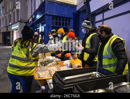 A group of volunteers from the Homeless Mobile Run preparing to distribut hot meals, drinks, treats, clothes and toiletries to people in need, outside Dunnes Stores on Grafton Street, Dublin, during Level 5 Covid-19 lockdown. On Wednesday, 20 January, 2021, in Dublin, Ireland. (Photo by Artur Widak/NurPhoto) Stock Photo