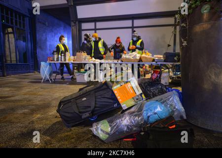 A group of volunteers from the Homeless Mobile Run preparing to distribut hot meals, drinks, treats, clothes and toiletries to people in need, outside Dunnes Stores on Grafton Street, Dublin, during Level 5 Covid-19 lockdown. On Wednesday, 20 January, 2021, in Dublin, Ireland. (Photo by Artur Widak/NurPhoto) Stock Photo