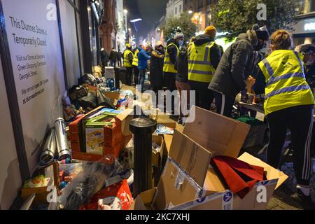 A group of volunteers from the Homeless Mobile Run distributing hot meals, drinks, treats, clothes and toiletries to people in need, outside Dunnes Stores on Grafton Street, Dublin, during Level 5 Covid-19 lockdown. On Wednesday, 20 January, 2021, in Dublin, Ireland. (Photo by Artur Widak/NurPhoto) Stock Photo