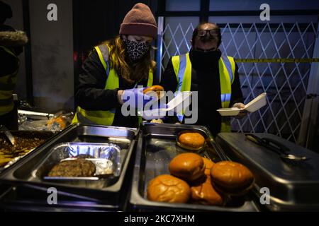 A group of volunteers from the Homeless Mobile Run distributing hot meals, drinks, treats, clothes and toiletries to people in need, outside Dunnes Stores on Grafton Street, Dublin, during Level 5 Covid-19 lockdown. On Wednesday, 20 January, 2021, in Dublin, Ireland. (Photo by Artur Widak/NurPhoto) Stock Photo