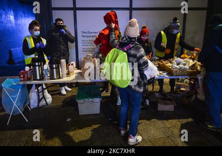 A group of volunteers from the Homeless Mobile Run distributing hot meals, drinks, treats, clothes and toiletries to people in need, outside Dunnes Stores on Grafton Street, Dublin, during Level 5 Covid-19 lockdown. On Wednesday, 20 January, 2021, in Dublin, Ireland. (Photo by Artur Widak/NurPhoto) Stock Photo