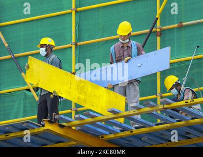 Constructions workers wearing protective masks at work in Colombo, Sri Lanka. 22 January 2021. Sri Lankan government on Friday (22) granted approval for Oxford-AstraZeneca vaccine to be used for COVID-19 virus emergency use stated Minister for Pharmaceutical Production and Regulation Channa Jayasumana. Sri Lanka recorded, 887 cases, the highest daily Covid-19 virus confirmed cases (on 21) and a total of 56422 people have been tested positive for Corona virus so far in Sri Lanka according to Sri Lankan Ministry of Health. (Photo by Tharaka Basnayaka/NurPhoto) Stock Photo