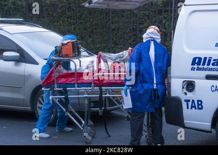 Health professionals transport capsules of Covid patients to the outskirts of a clinic in the north of Bogota, Colombia, on January 21, 2021. (Photo by Daniel Garzon Herazo/NurPhoto) Stock Photo