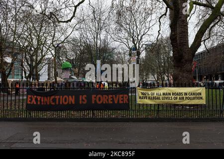 Protest banners hang on the fence as police carry out an operation to clear the site of a ‘Stop HS2’ camp at Euston Square Gardens, on 27 January, 2021 in London, England. Despite the evictions, a small group of activists remain inside a tunnel, which was secretly constructed under the site to try to prevent the next phase of work on the high speed rail project set to link London with Birmingham, Manchester and Leeds. (Photo by WIktor Szymanowicz/NurPhoto) Stock Photo