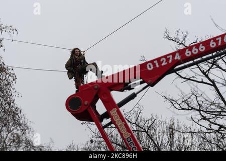 An environmental protester hangs on a zip wire, as police carry out an operation to clear the site of a ‘Stop HS2’ camp at Euston Square Gardens, on 27 January, 2021 in London, England. Despite the evictions, a small group of activists remain inside a tunnel, which was secretly constructed under the site to try to prevent the next phase of work on the high speed rail project set to link London with Birmingham, Manchester and Leeds. (Photo by WIktor Szymanowicz/NurPhoto) Stock Photo