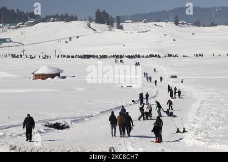 Tourists enjoying at famous Ski resort Gulmarg, District Baramulla, Jammu and Kashmir, India on 29 January 2021. Gulmarg is a town, a hill station, a popular skiing destination and a notified area committee in the Baramulla district of Jammu and Kashmir, India. The town is situated in the Pir Panjal Range in the Western Himalayas and lies within the boundaries of Gulmarg Wildlife Sanctuary. (Photo by Nasir Kachroo/NurPhoto) Stock Photo