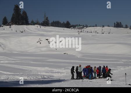 Tourists enjoying at famous Ski resort Gulmarg, District Baramulla, Jammu and Kashmir, India on 29 January 2021. Gulmarg is a town, a hill station, a popular skiing destination and a notified area committee in the Baramulla district of Jammu and Kashmir, India. The town is situated in the Pir Panjal Range in the Western Himalayas and lies within the boundaries of Gulmarg Wildlife Sanctuary. (Photo by Nasir Kachroo/NurPhoto) Stock Photo