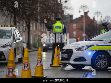 Garda Siochana checkpoint in Baggot Street Lower, Dublin, during Level 5 Covid-19 lockdown. On Friday, February 5, 2021, in Dublin, Ireland. (Photo by Artur Widak/NurPhoto) Stock Photo