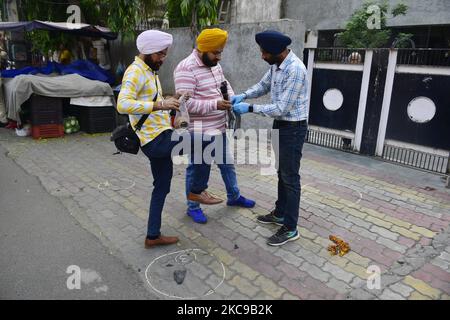 AMRITSAR, INDIA - NOVEMBER 4: A team of forensic experts investigate the crime scene where Shiv Sena Taksali leader Sudhir Suri was shot dead at Gopal Nagar on November 4, 2022 in Amritsar, India. The shooting took place outside a temple when protesting against the temple's authorities after the discovery of some broken idols in the garbage outside the temple premises. Suri was reportedly on a hit list, and he was already having guards to protect him. The suspected attacker was apprehended by the crowd and later taken into custody by police. Sandeep Singh has been identified as the suspected a Stock Photo