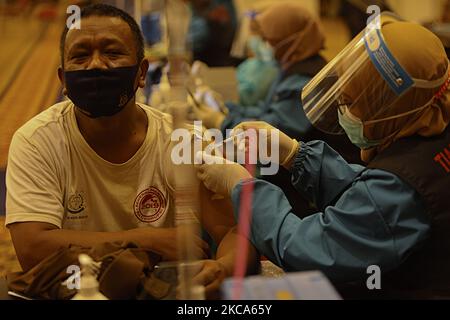 A public servants receives the Covid-19 coronavirus vaccine during a mass vaccination public servants and front-line workers in Bogor City, Indonesia, on March 1, 2021. (Photo by Adriana Adie/NurPhoto) Stock Photo