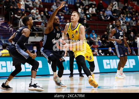 Niels Giffey (R) of ALBA Berlin in action against Austin Hollins (L) and Will Thomas of Zenit St Petersburg during the EuroLeague Basketball match between Zenit St. Petersburg and ALBA Berlin on March 2, 2021 at Sibur Arena in Saint Petersburg, Russia. (Photo by Mike Kireev/NurPhoto) Stock Photo