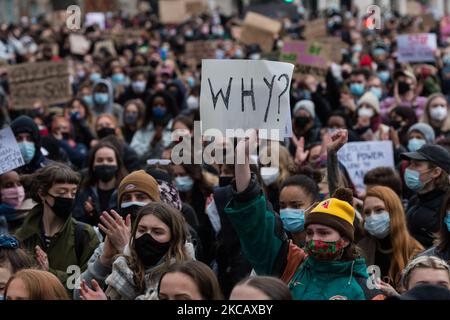 LONDON, UNITED KINGDOM - MARCH 14, 2021: Protesters gather in Parliament Square to demonstrate against the Met Police’s handling of a vigil held for Sarah Everard yesterday in Clapham Common and to rally against the government’s proposed policing bill, which would give officers and the home secretary new powers to impose conditions on protests and public processions, on 14 March, 2021 in London, England. (Photo by WIktor Szymanowicz/NurPhoto) Stock Photo