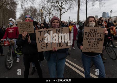 LONDON, UNITED KINGDOM - MARCH 14, 2021: Protesters gather outside New Scotland Yard to demonstrate against the Met Police’s handling of a vigil held for Sarah Everard yesterday in Clapham Common and to rally against the government’s proposed policing bill, which would give officers and the home secretary new powers to impose conditions on protests and public processions, on 14 March, 2021 in London, England. (Photo by WIktor Szymanowicz/NurPhoto) Stock Photo