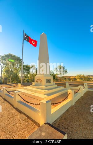 Anzac Hill War Memorial with its flags flying, is most visited landmark in Alice Springs, Northern Territory, Central Australia. The lookout offers a Stock Photo