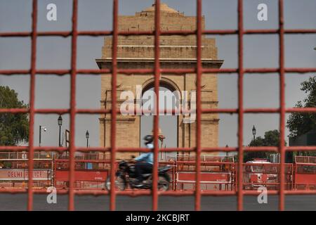 A Biker moves near the India Gate, New Delhi, India on 27 March 2021. Breaking a couple of Covid-19 records, Delhi on Saturday reported its highest daily spike in Covid-19 cases since December 15, the highest daily death toll since January 23 and also currently has the highest active cases since December 27. (Photo by Nasir Kachroo/NurPhoto) Stock Photo