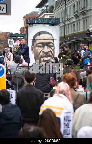 MANCHESTER, UK. MARCH 27TH. Protesters 'take a knee' and genuflect in front of the George Floyd mural in Stevenson Square at the 'Kill The Bill' protest in Manchester city centre on Saturday 27th March 2021. (Photo by Pat Scaasi/MI News/NurPhoto) Stock Photo