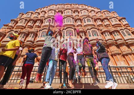 People play with colors outside the historical Hawa Mahal on the eve of Holi festival,in Jaipur, Rajasthan, India, March 29,2021.(Photo by Vishal Bhatnagar/NurPhoto) Stock Photo