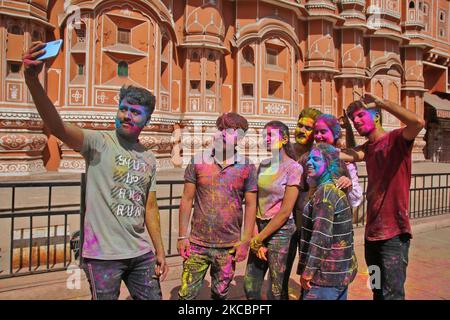 People play with colors outside the historical Hawa Mahal on the eve of Holi festival,in Jaipur, Rajasthan, India, March 29,2021.(Photo by Vishal Bhatnagar/NurPhoto) Stock Photo