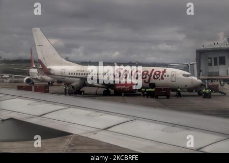 SpiceJet passenger plane is seen at the Sheikh Ul Alam International Airport in Srinagar, Jammu and Kashmir, India on 29 March 2021 (Photo by Nasir Kachroo/NurPhoto) Stock Photo