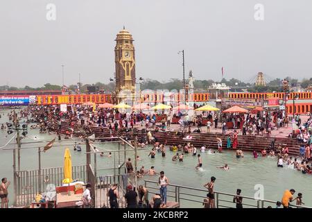 Hindu devotees perform a religious ritual for the departed souls of their relatives on the banks of Ganges river during the ongoing Kumbh Mela festival in Haridwar in the northern state of Uttarakhand, India on 29 March, 2021, (Photo by Himanshu Sharma/NurPhoto) Stock Photo