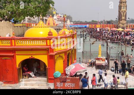 Hindu devotees perform a religious ritual for the departed souls of their relatives on the banks of Ganges river during the ongoing Kumbh Mela festival in Haridwar in the northern state of Uttarakhand, India on 29 March, 2021, (Photo by Himanshu Sharma/NurPhoto) Stock Photo