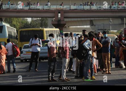 Commuters violate social distancing protocols during rush hour, amid the rising cases of coronavirus disease (COVID-19) outbreak, at Anand Vihar ISBT in New Delhi on April 2, 2021. India recorded a sharp surge of 81,466 new infections in the last 24 hours, taking the country's overall caseload to 12,302,110. Meanwhile, with 469 new deaths, the death toll rose to 1.63 lakh. (Photo by Mayank Makhija/NurPhoto) Stock Photo
