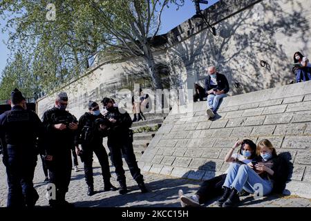 People enjoy the sun on the Quai de Seine in Paris, France, on April 2, 2021, after that the president Emmanuel Macron ordered a new nationwide lockdown starting from April 5, 2021. (Photo by Adnan Farzat/NurPhoto) Stock Photo