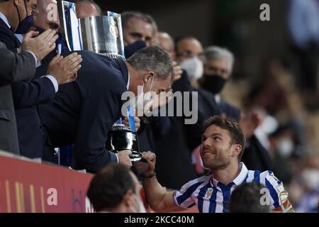 King Felipe VI of Spain gives the Champion Cup to Asier Illarramendi of Real Sociedad after the Copa Del Rey Final match between Real Sociedad and Athletic Club at Estadio de La Cartuja on April 3, 2021 in Seville, Spain. Sporting stadiums around Spain remain under strict restrictions due to the Coronavirus Pandemic as Government social distancing laws prohibit fans inside venues resulting in games being played behind closed doors. (Photo by Jose Breton/Pics Action/NurPhoto) Stock Photo