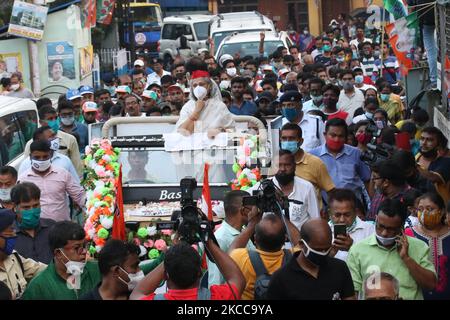 Jaya Bachchan, Samajwadi Political Party Member of Parliament and Wife of Indian Super Star Actor Amotab Bachchan with Trinamool Congress Tollygunge Assembly Candidate Aroop Biswas during Election Campaign for State assembly polls on April 05,2021 in Kolkata,India. (Photo by Debajyoti Chakraborty/NurPhoto) Stock Photo