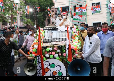 Jaya Bachchan, Samajwadi Political Party Member of Parliament and Wife of Indian Super Star Actor Amotab Bachchan with Trinamool Congress Tollygunge Assembly Candidate Aroop Biswas during Election Campaign for State assembly polls on April 05,2021 in Kolkata,India. (Photo by Debajyoti Chakraborty/NurPhoto) Stock Photo