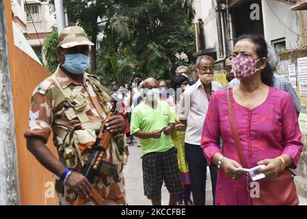 Fourth phase of West Bengal Assembly Election in Kolkata, India, 10 April, 2021. 44 seats are voting today in the fourth phase of West Bengal assembly elections. (Photo by Indranil Aditya/NurPhoto) Stock Photo