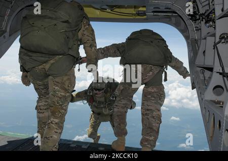 Maryland Army National Guard Soldiers freefall over Little Orleans, Maryland. Stock Photo