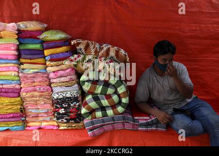 Local vendor seen During Lockdown in the month of Ramadan at Dhaka, Bangladesh on April 15, 2021. (Photo by Kazi Salahuddin Razu/NurPhoto) Stock Photo