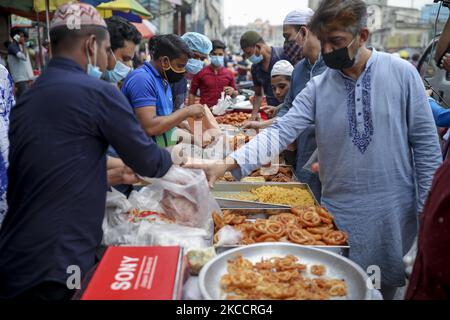 During Lockdown Shopkeepers preparing iftar foods to sell at whole month of Ramadan at Dhaka, Bangladesh on April 15, 2021. (Photo by Kazi Salahuddin Razu/NurPhoto) Stock Photo