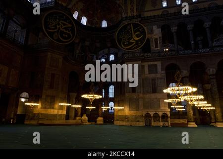 People visit Hagia Sophia Grand Mosque on April 16 2021. Measures taken within the scope of the coronavirus in Turkey, except for the tourists after 19:00 curfew continues. (Photo by Resul Kaboglu/NurPhoto) Stock Photo