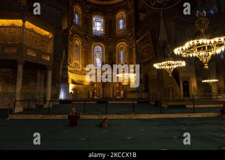 People visit Hagia Sophia Grand Mosque on April 16 2021. Measures taken within the scope of the coronavirus in Turkey, except for the tourists after 19:00 curfew continues. (Photo by Resul Kaboglu/NurPhoto) Stock Photo