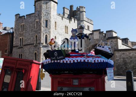 WINDSOR, UNITED KINGDOM - APRIL 17, 2021: Crocheted cover depicting Britain's Queen Elizabeth II and Prince Philip is placed on top of a post box outside Windsor Castle on the day of the funeral of Prince Philip, the husband of Queen Elizabeth II, who died last week aged 99, on 17 April, 2021 in Windsor, England. The ceremonial funeral of the Duke of Edinburgh will take place entirely within the grounds of Windsor Castle and the public have been asked not to gather there or at other royal residences due to Covid-19 lockdown restrictions. (Photo by WIktor Szymanowicz/NurPhoto) Stock Photo
