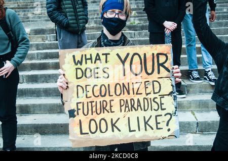 A young man asks what decolonization looks like on the steps of the Philadelphia Art Museum during a day of action in solidarity with protests in Brooklyn Center, and Chicago, in Philadelphia, Pennsylvania, USA, on April 17, 2021. (Photo by Cory Clark/NurPhoto) Stock Photo