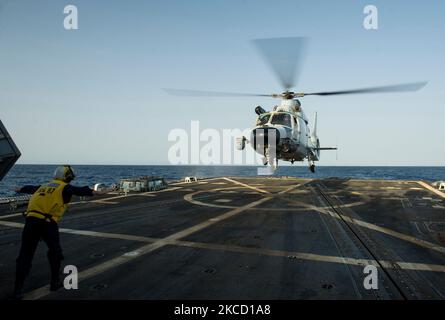 Chinese harbin z 9 helicopter hi-res stock photography and images 