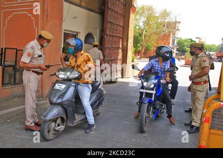 Security personnel stop commuters during the weekend curfew imposed in the wake of rising Covid-19 cases, at Ajmeri Gate in Jaipur, Rajasthan, India, on April 18, 2021. (Photo by Vishal Bhatnagar/NurPhoto) Stock Photo