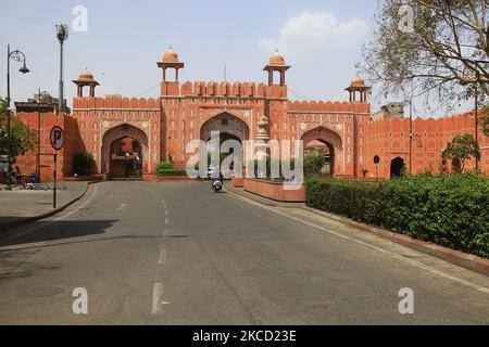 City streets wear a deserted look during weekend lockdown, imposed to curb the ongoing surge in coronavirus cases, at Ajmeri Gate in Jaipur, Rajasthan, India, on April 18, 2021. (Photo by Vishal Bhatnagar/NurPhoto) Stock Photo