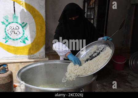 Syrian woman prepare meals for distribution to the poor in Idlib, Syria, on April 18, 2021. (Photo by Muhammad al-Rifai/NurPhoto) Stock Photo