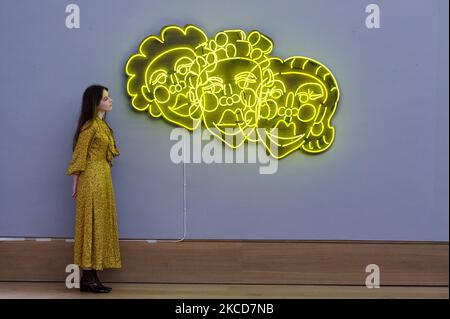 LONDON, UNITED KINGDOM - APRIL 22, 2021: A staff member looks at 'Wash N' Set (Yellow)' (2019) by Tschabalala Self (est.: £40,000 - 60,000) during a photo call for Bonhams' Contemporary Art Sale, on April 22, 2021 in London, England. (Photo by WIktor Szymanowicz/NurPhoto) Stock Photo