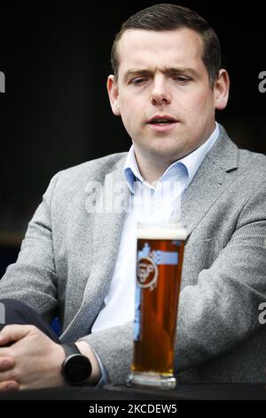 Scottish Conservative Leader Douglas Ross drinks a pint during a visit to a pub on April 26, 2021 in Edinburgh, Scotland. This visit come’s as non-essential shops and businesses including the hospitality sector start to reopen in Scotland as more covid-19 lockdown rules are relaxed. (Photo by Ewan Bootman/NurPhoto) Stock Photo